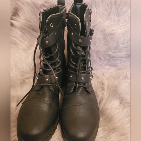 Black boots - Picture 3 of 5